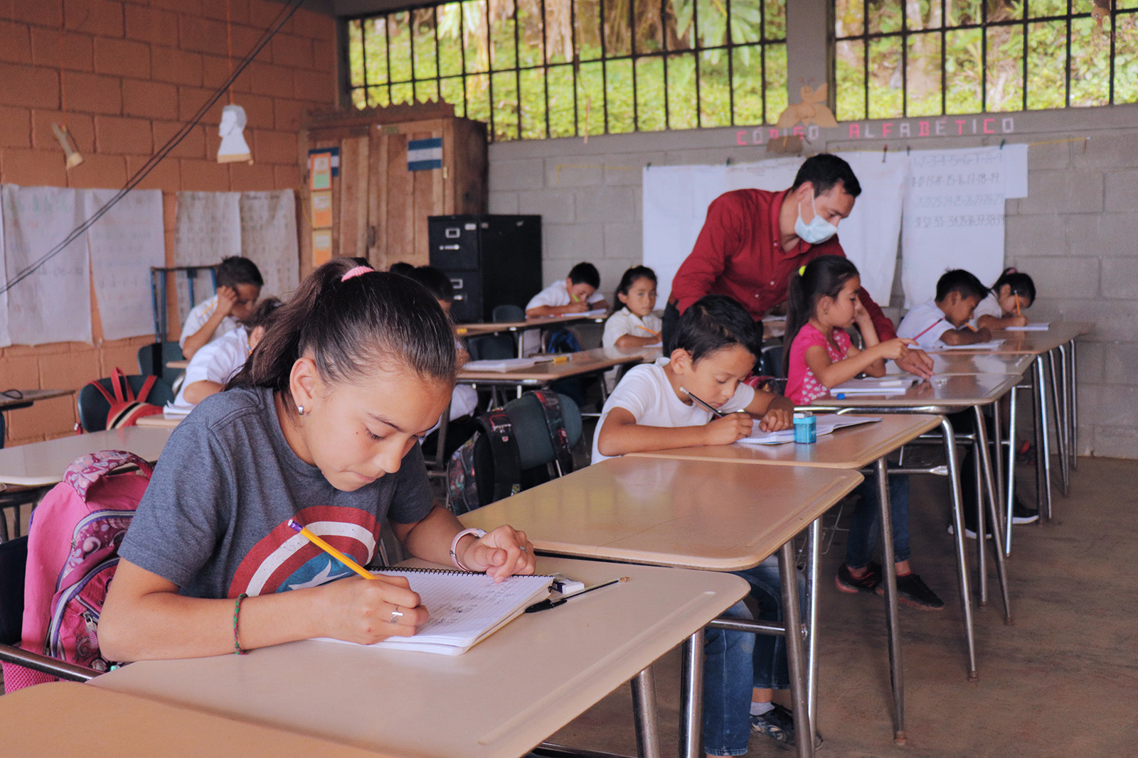 Fundamon - Mobiliario y útiles escolares